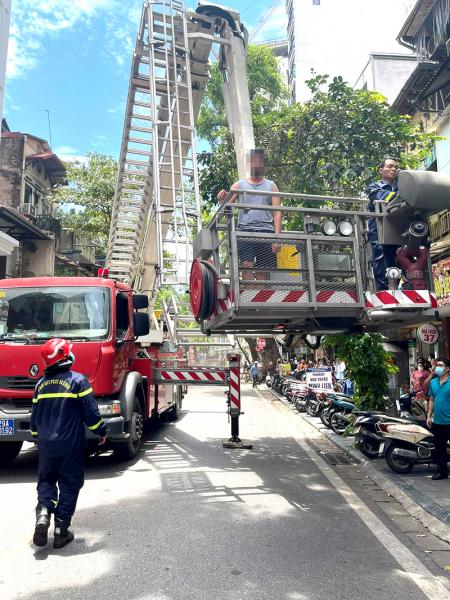 Cháy khách sạn phố cổ, cảnh sát dùng xe thang đưa khách ra ngoài-3