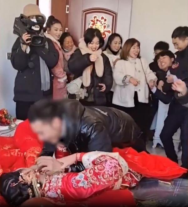 Cô dâu bị đè ra giường, chú rể phản ứng khiến cô dâu quay xe-1