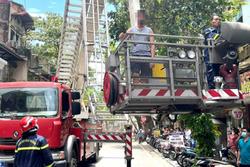 Cháy khách sạn phố cổ, cảnh sát dùng xe thang đưa khách ra ngoài