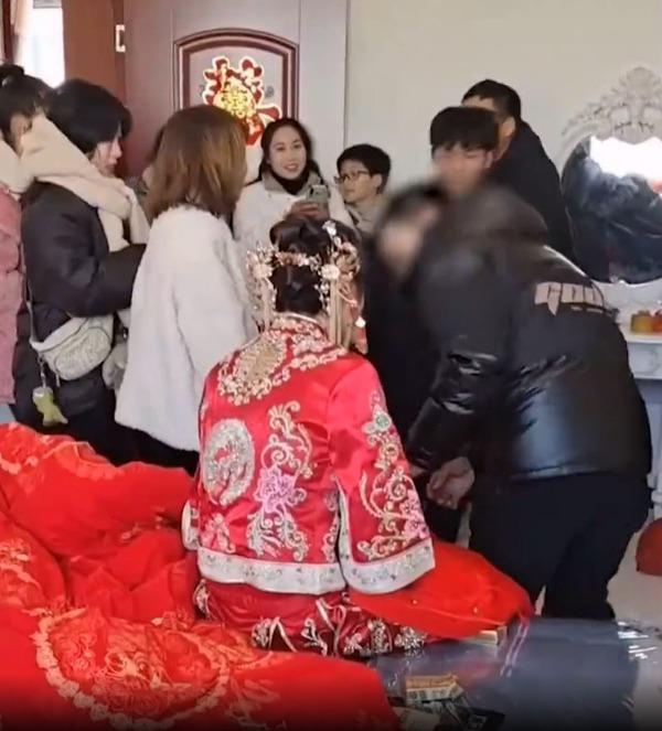 Cô dâu bị đè ra giường, chú rể phản ứng khiến cô dâu quay xe-2