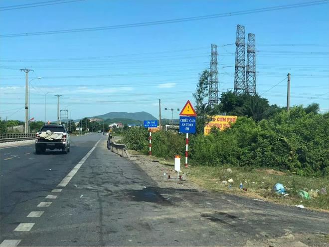 Xe khách vò nát ô tô con, 2 công an Hà Tĩnh tử vong-1