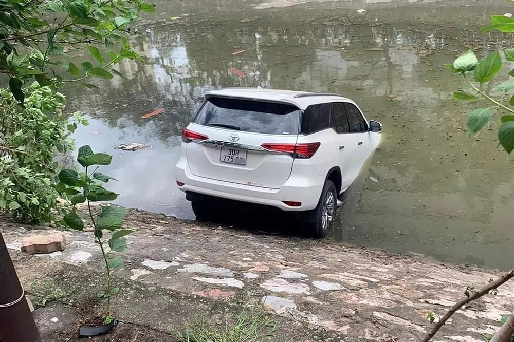 Xôn xao nữ tài xế cho Fortuner tắm sông Kim Ngưu-1