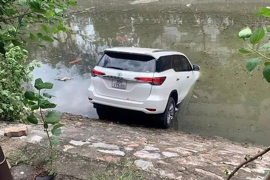 Xôn xao nữ tài xế cho Fortuner 'tắm' sông Kim Ngưu