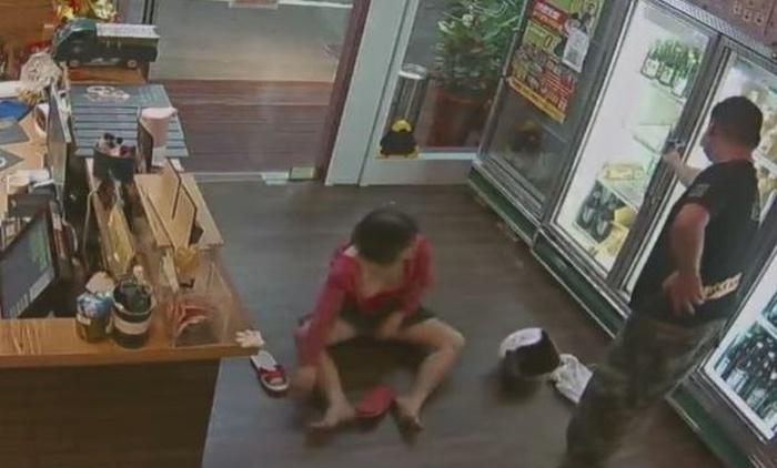 Say xỉn mò vào quán rượu, trang phục bà cô khiến ai cũng đỏ mặt-2