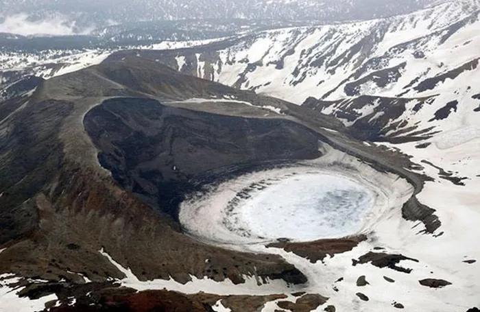 Khám phá hồ nước miệng núi lửa đổi 5 màu ở Nhật Bản-4