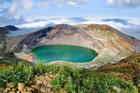 Khám phá hồ nước miệng núi lửa đổi 5 màu ở Nhật Bản