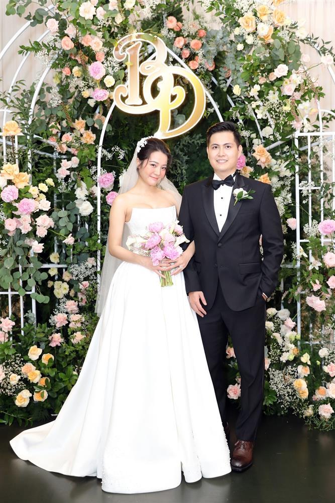 Karen Nguyễn hạnh phúc khoe bụng bầu trong đám cưới-1