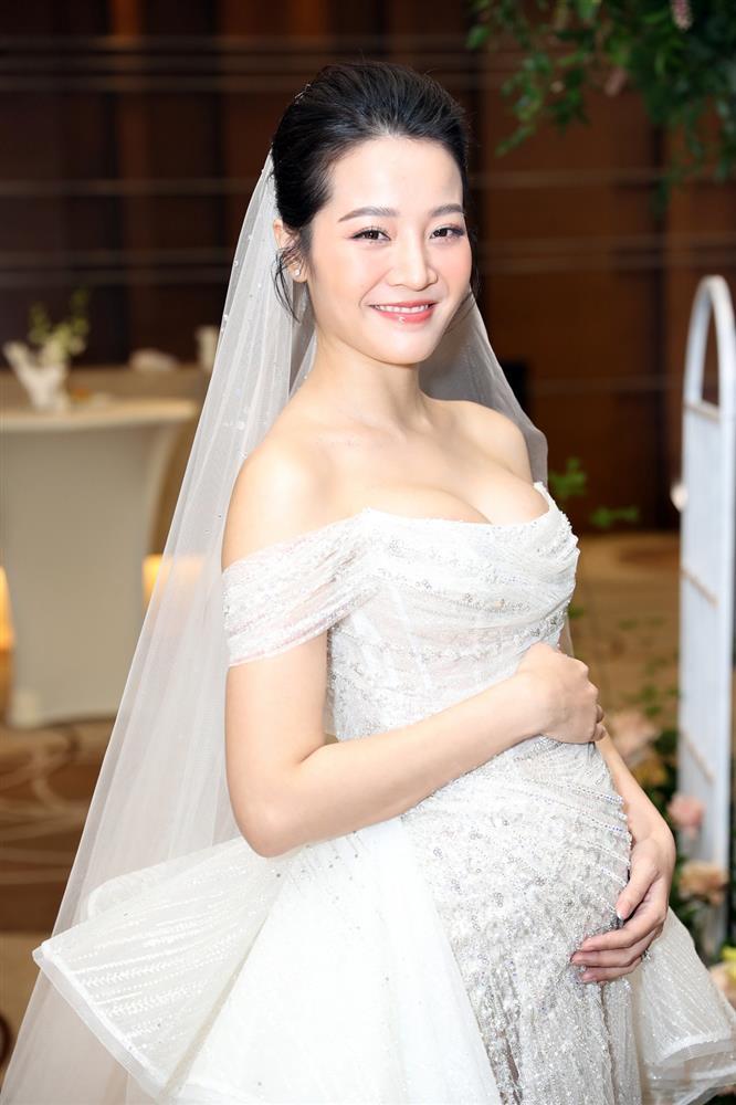 Karen Nguyễn hạnh phúc khoe bụng bầu trong đám cưới-2