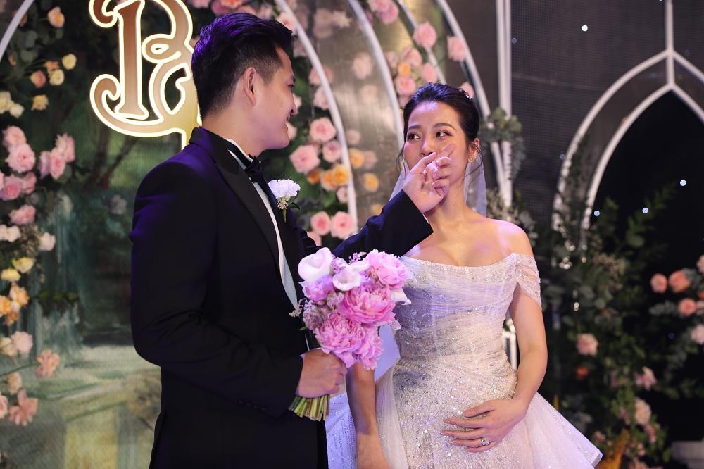 Karen Nguyễn hạnh phúc khoe bụng bầu trong đám cưới-6