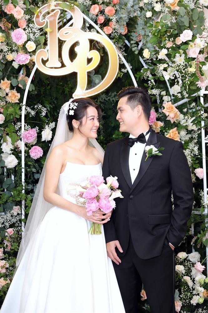 Karen Nguyễn hạnh phúc khoe bụng bầu trong đám cưới-13