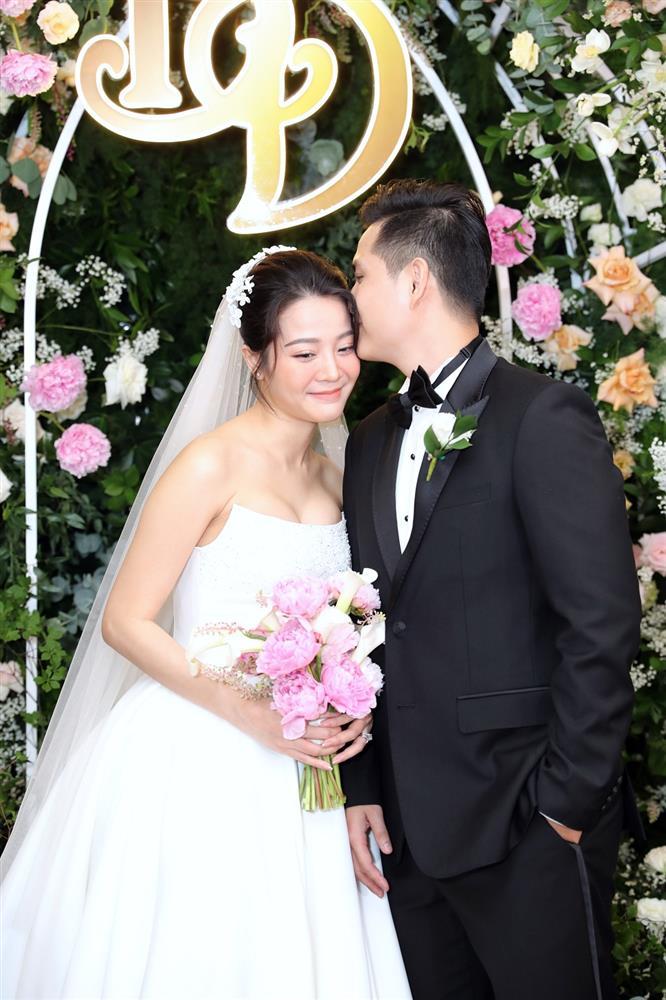 Karen Nguyễn hạnh phúc khoe bụng bầu trong đám cưới-14