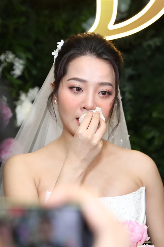 Karen Nguyễn hạnh phúc khoe bụng bầu trong đám cưới-15