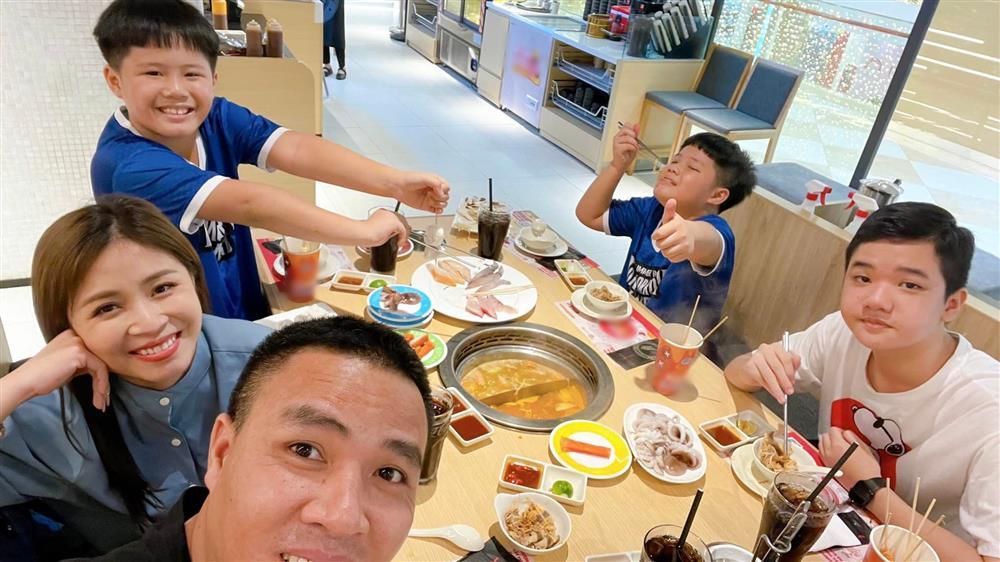 MC Hoàng Linh gặp gỡ con riêng chồng, thái độ ra sao?-4