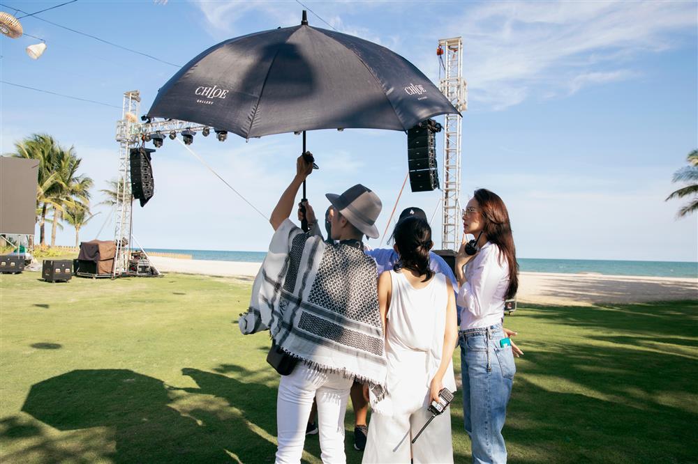 Phạm Quỳnh Anh bế bụng bầu hỗ trợ Minh Hằng làm đám cưới-9