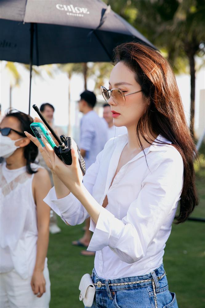 Phạm Quỳnh Anh bế bụng bầu hỗ trợ Minh Hằng làm đám cưới-5