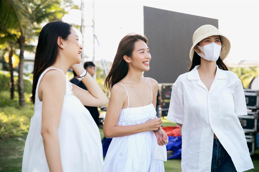 Phạm Quỳnh Anh bế bụng bầu hỗ trợ Minh Hằng làm đám cưới-3