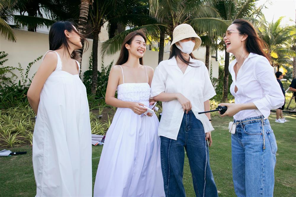 Phạm Quỳnh Anh bế bụng bầu hỗ trợ Minh Hằng làm đám cưới-1