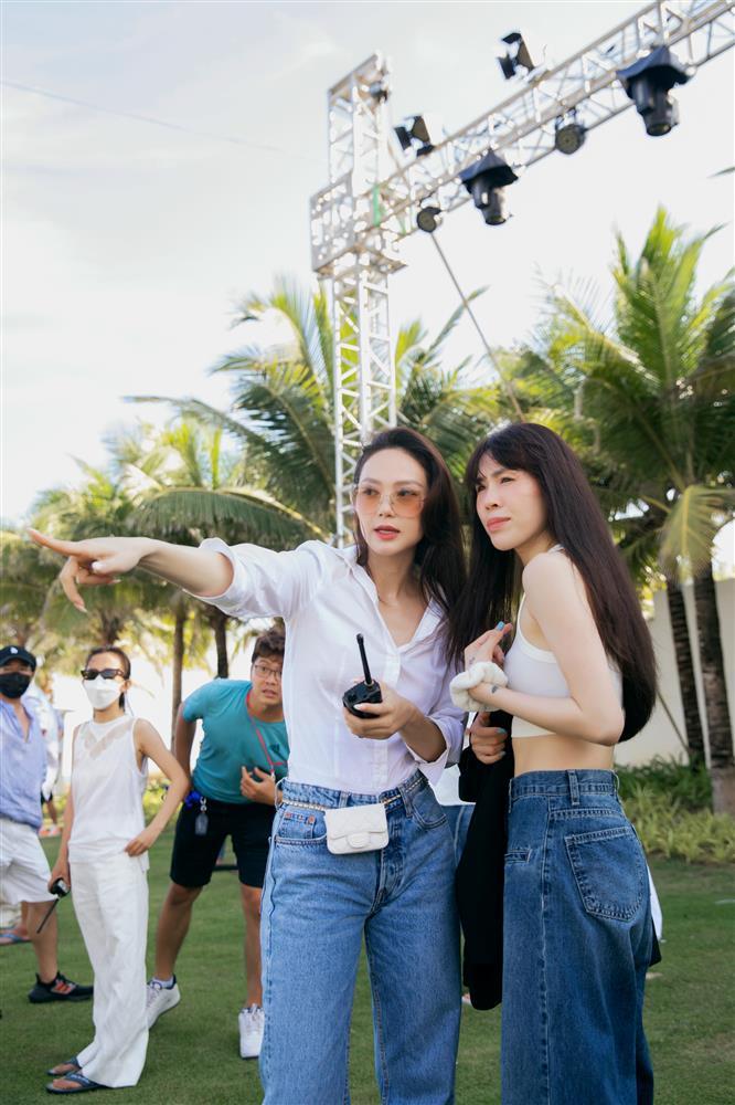 Phạm Quỳnh Anh bế bụng bầu hỗ trợ Minh Hằng làm đám cưới-8