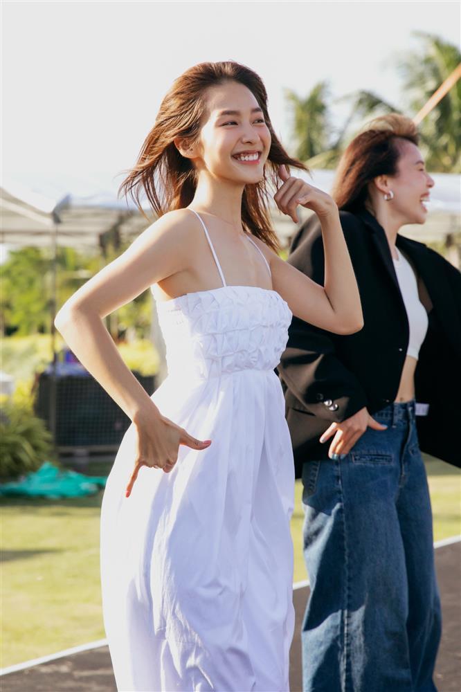 Phạm Quỳnh Anh bế bụng bầu hỗ trợ Minh Hằng làm đám cưới-11