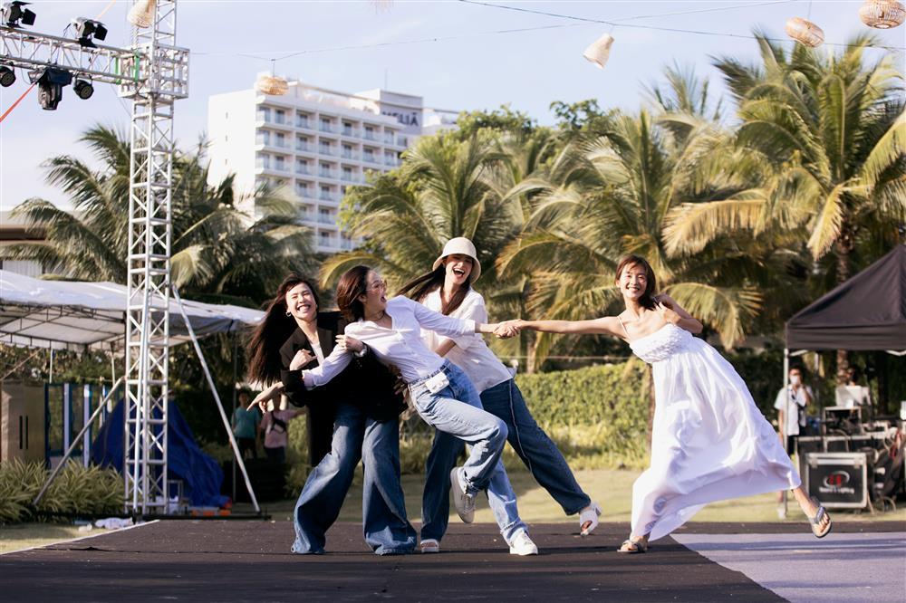 Phạm Quỳnh Anh bế bụng bầu hỗ trợ Minh Hằng làm đám cưới-13