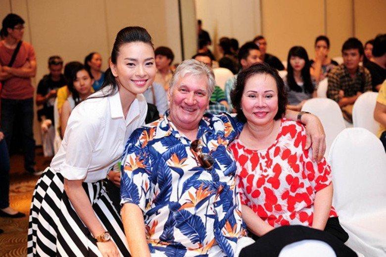 Mẹ Ngô Thanh Vân U70 vẫn điệu đà, sắc sảo ngược hẳn con-6