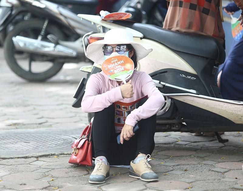 Phụ huynh đội nắng chờ con thi lớp 10: Trải chiếu gốc cây, ngả lưng xe máy-3