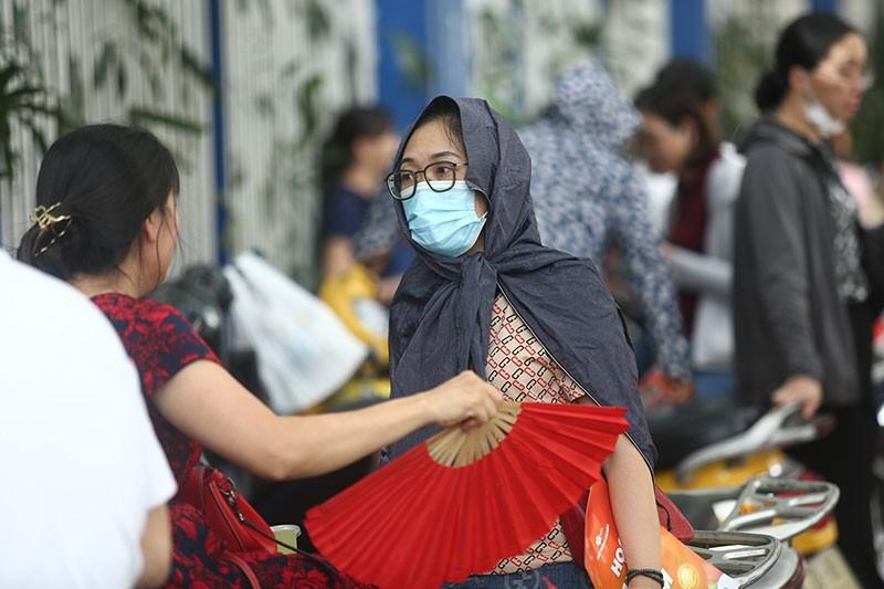 Phụ huynh đội nắng chờ con thi lớp 10: Trải chiếu gốc cây, ngả lưng xe máy-4