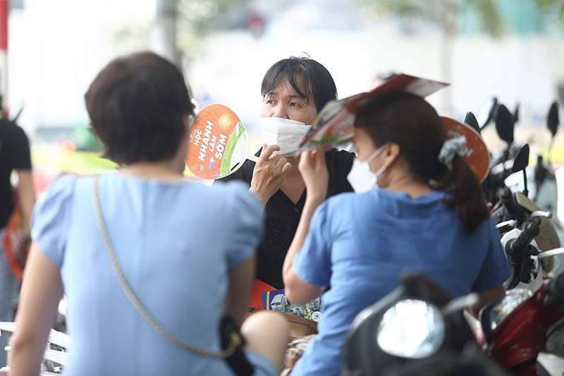 Phụ huynh đội nắng chờ con thi lớp 10: Trải chiếu gốc cây, ngả lưng xe máy-5