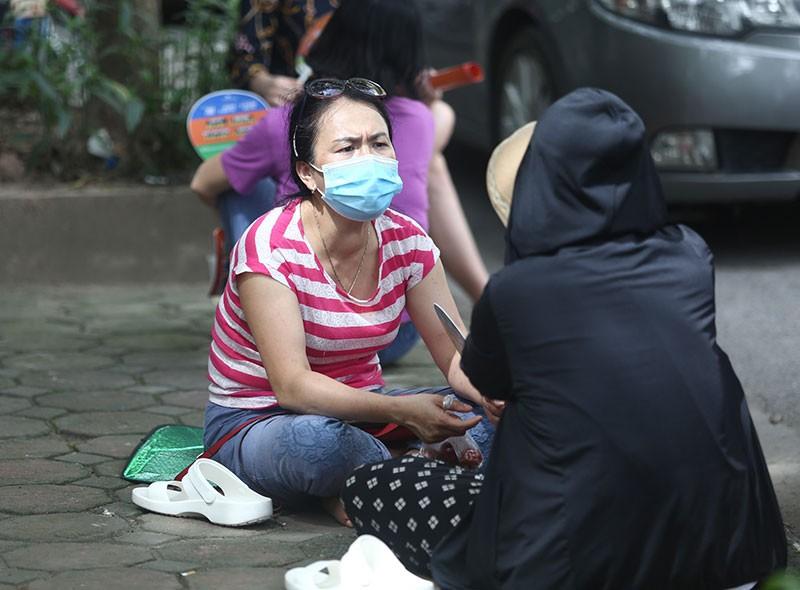 Phụ huynh đội nắng chờ con thi lớp 10: Trải chiếu gốc cây, ngả lưng xe máy-6