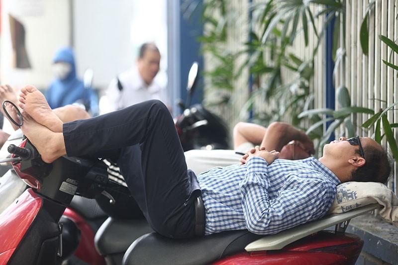 Phụ huynh đội nắng chờ con thi lớp 10: Trải chiếu gốc cây, ngả lưng xe máy-8