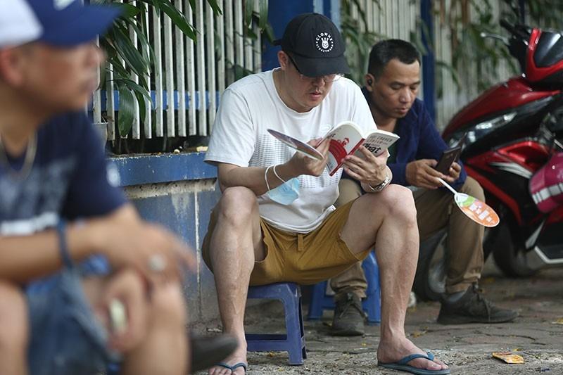 Phụ huynh đội nắng chờ con thi lớp 10: Trải chiếu gốc cây, ngả lưng xe máy-9