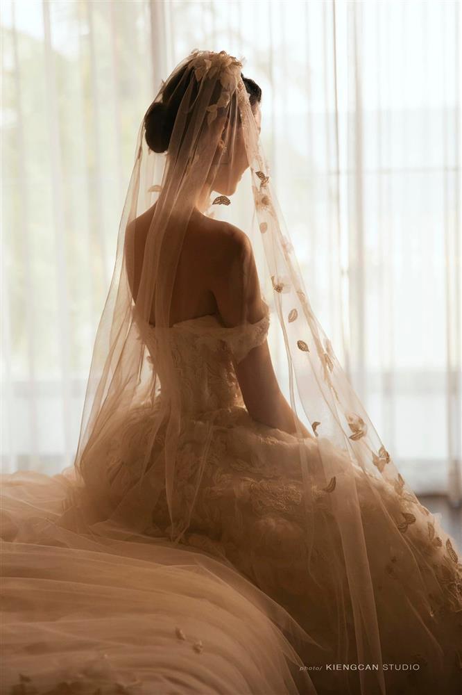 Cận cảnh bộ váy cưới đi ngược xu hướng của Minh Hằng khi làm lễ-1