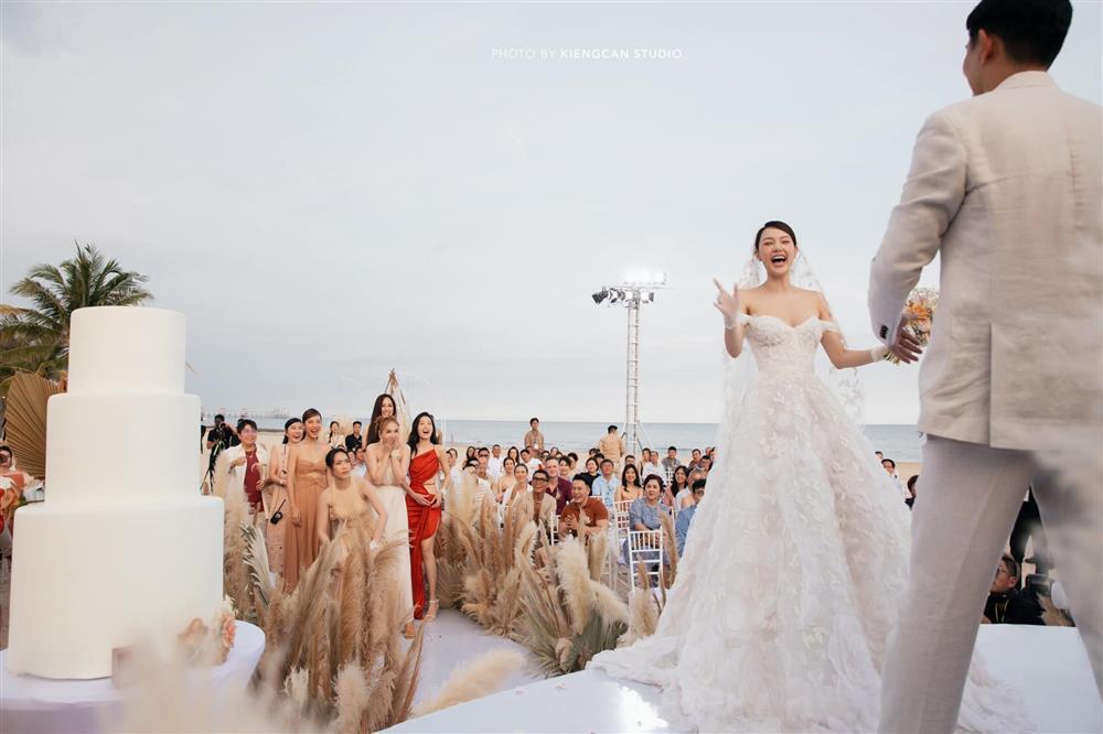 Cận cảnh bộ váy cưới đi ngược xu hướng của Minh Hằng khi làm lễ-6