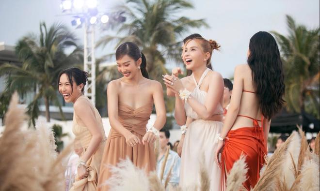 Khả Ngân gầy trơ xương, váy như sắp tụt ở đám cưới Minh Hằng-5