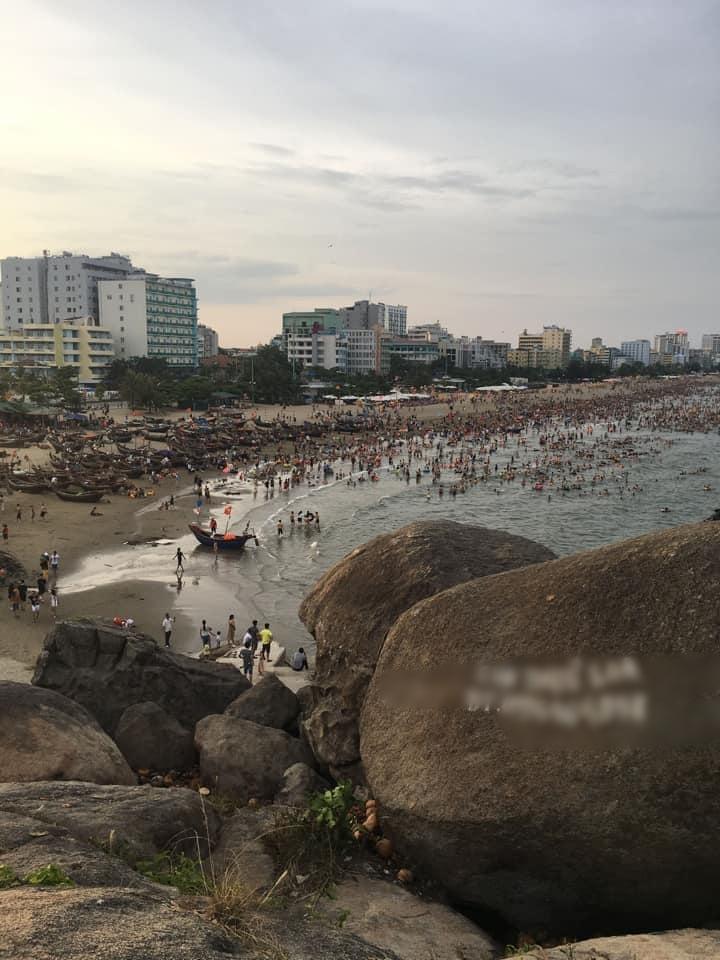 Bức ảnh HÃI nhất ngày nắng nóng: Biển Sầm Sơn nhìn mà hoảng-3