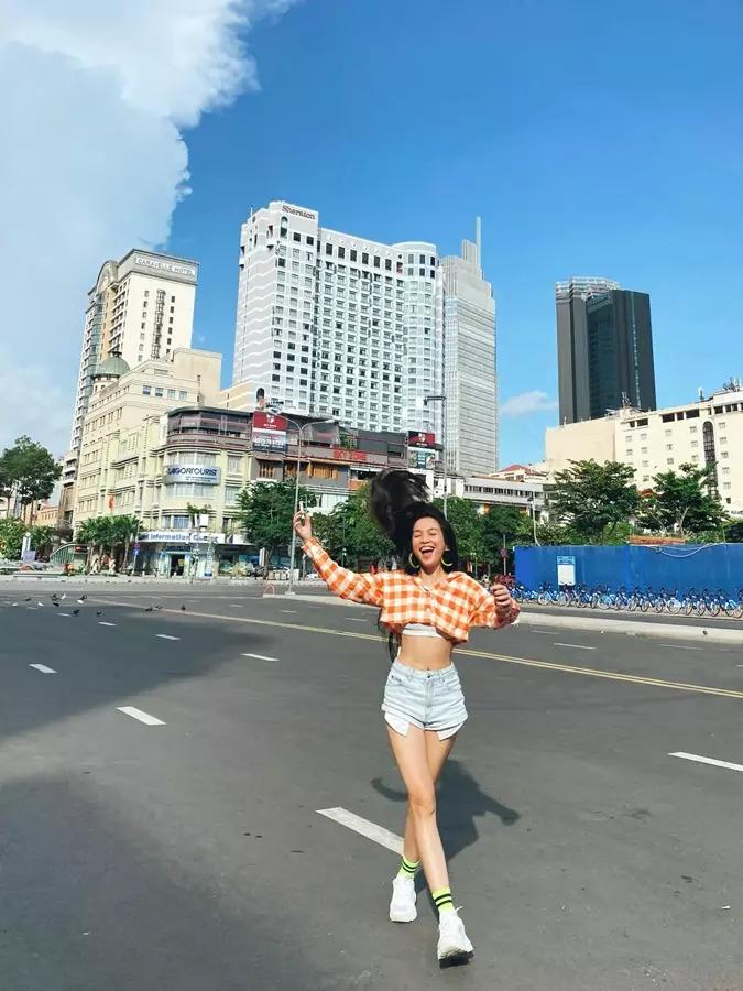 Loạt mỹ nhân U50 chuộng mốt cưa sừng làm nghé-11