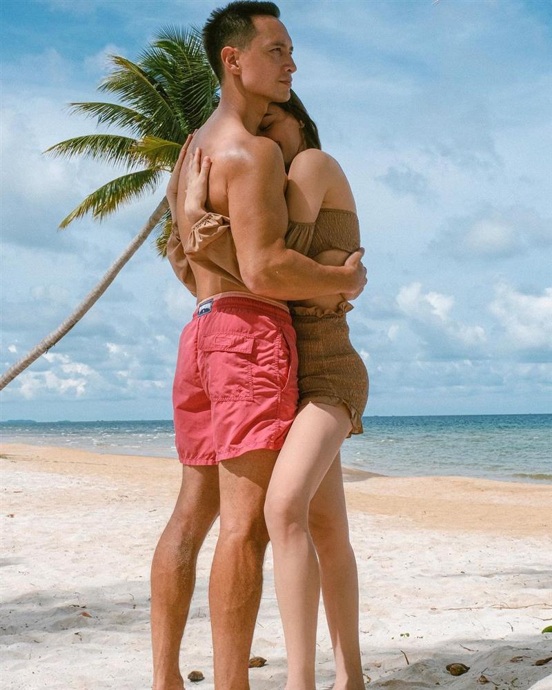 Kim Lý dùng bàn tay hư o ép vòng 1 cực khủng của Hà Hồ-2