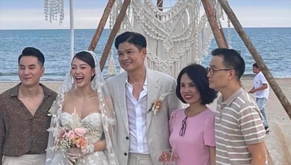 Lương Mạnh Hải mặc tuềnh toàng đi ăn cưới Minh Hằng?-4