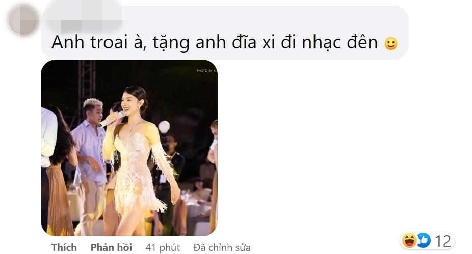 Nhìn Minh Hằng hát trong đám cưới, netizen nhắc 'tặng CD nhạc đen''