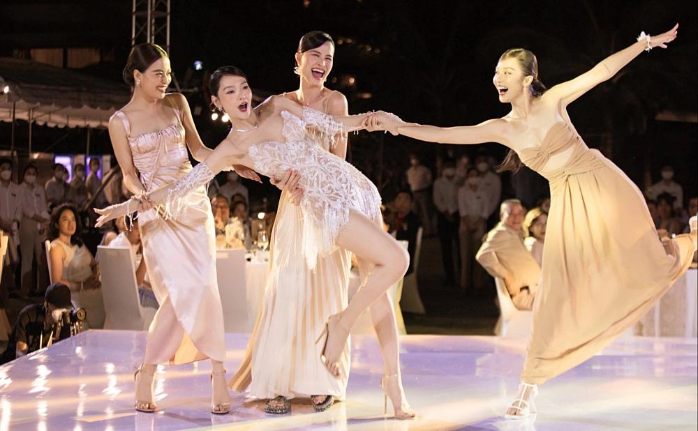 Nhìn Minh Hằng hát trong đám cưới, netizen nhắc tặng CD nhạc đen-2