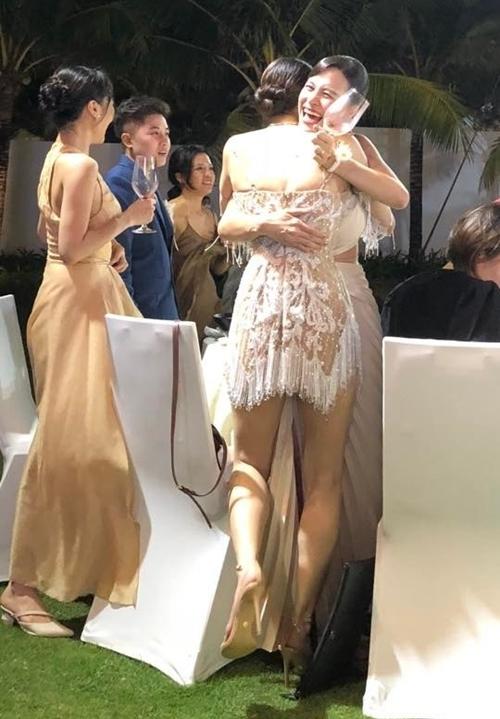 Minh Hằng thay 3 bộ váy cưới độc lạ trong ngày cưới-8