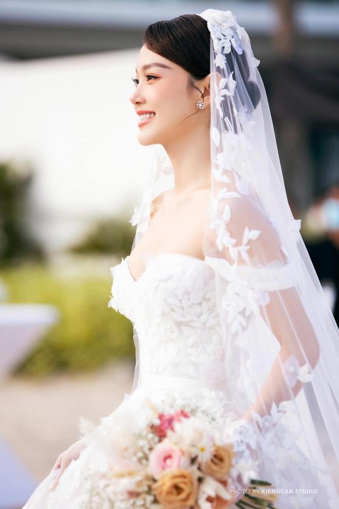 Minh Hằng thay 3 bộ váy cưới độc lạ trong ngày cưới-1