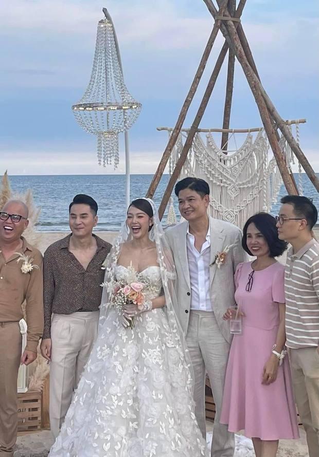 Minh Hằng thay 3 bộ váy cưới độc lạ trong ngày cưới-3