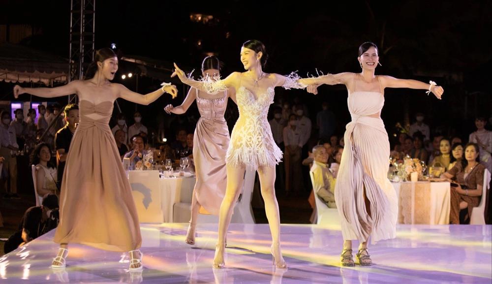 Minh Hằng thay 3 bộ váy cưới độc lạ trong ngày cưới-7