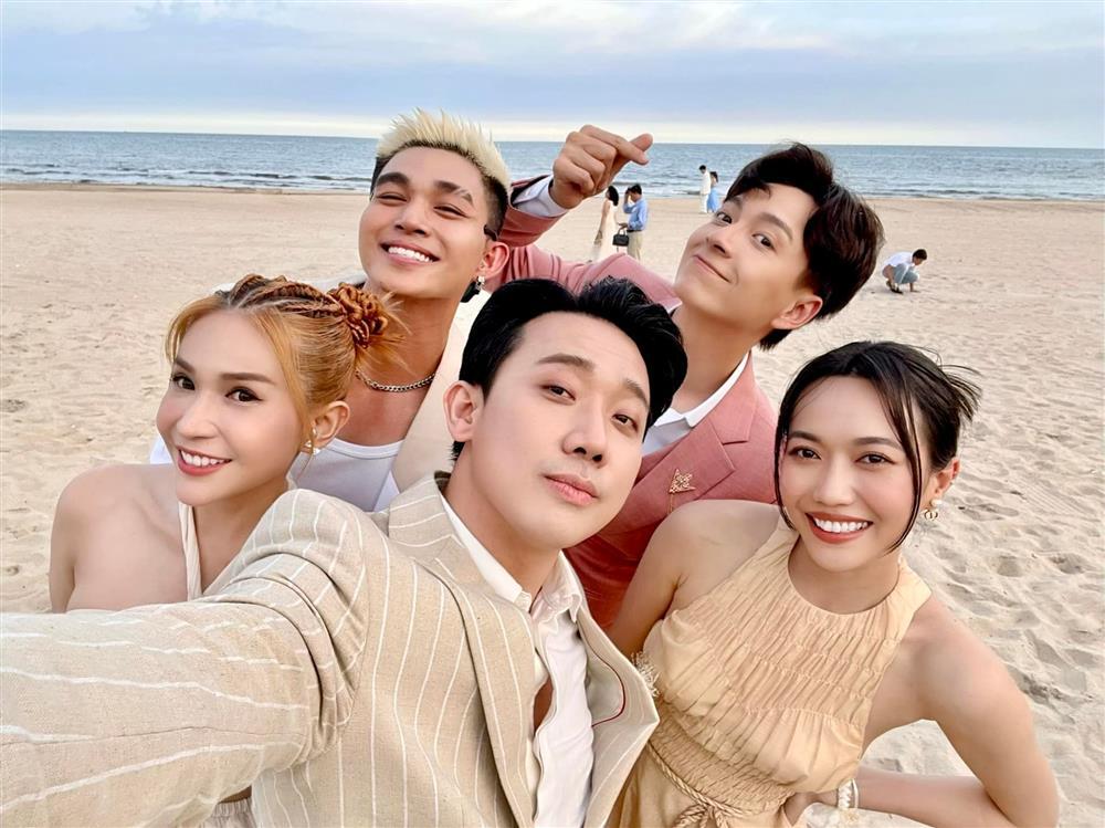 Ăn cưới Minh Hằng, Trấn Thành 3 lần thay đồ kém gì cô dâu-5