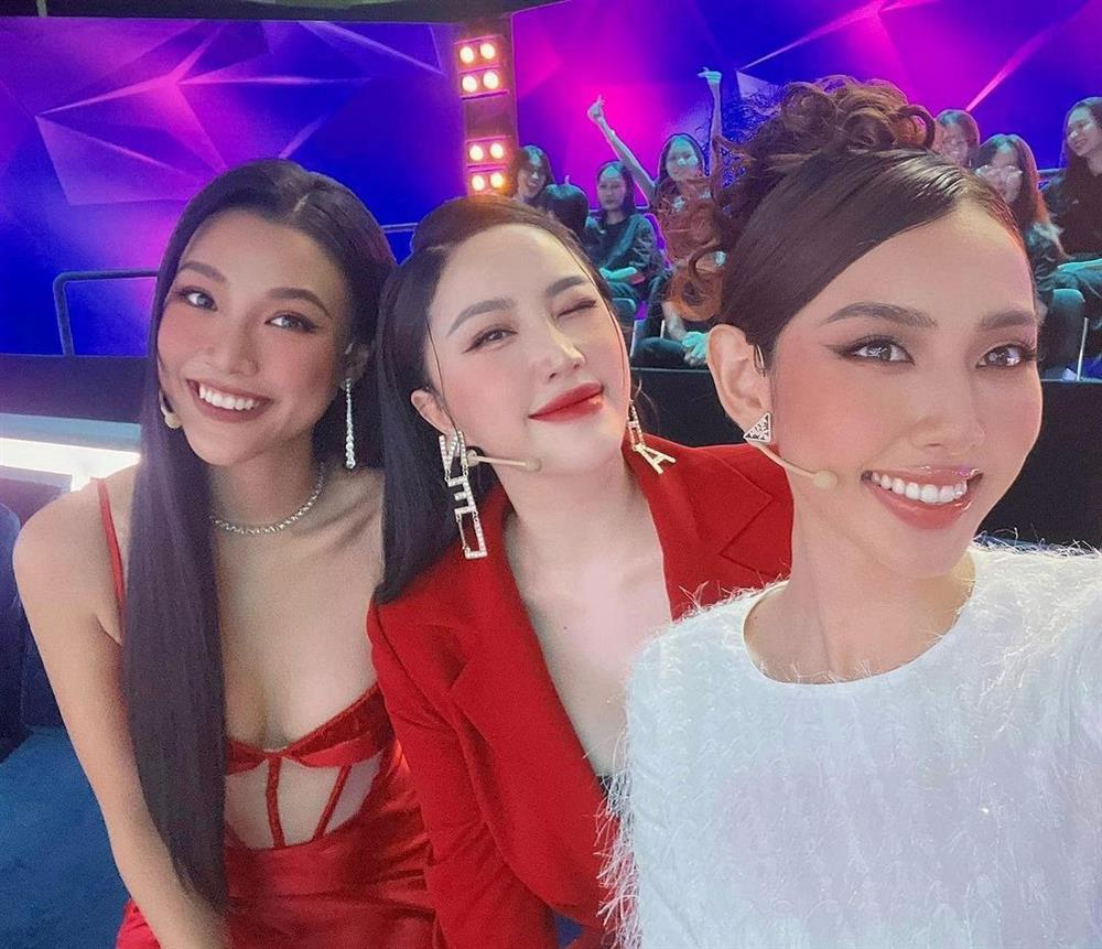 Tin showbiz Việt ngày 19/6: Hoa hậu Thùy Tiên đọ sắc 2 mẹ bỉm-1