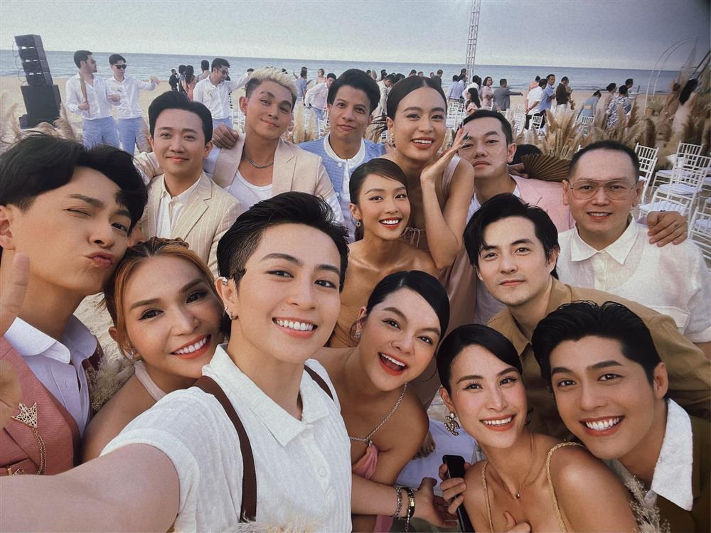 Ăn cưới Minh Hằng, Phạm Quỳnh Anh ngực khủng ẵm spotlight-1