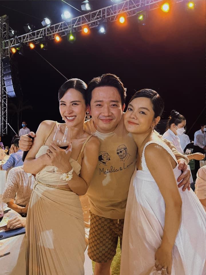 Ăn cưới Minh Hằng, Phạm Quỳnh Anh ngực khủng ẵm spotlight-5