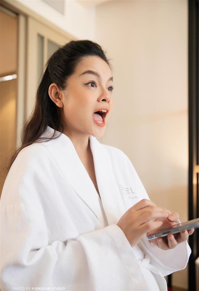 Ăn cưới Minh Hằng, Phạm Quỳnh Anh ngực khủng ẵm spotlight-9