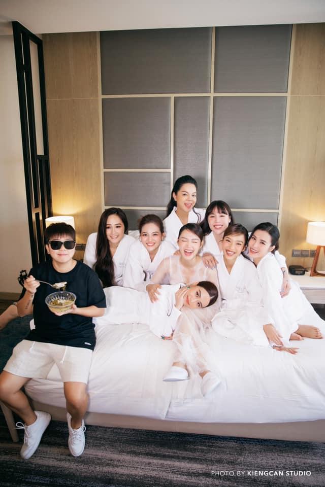 Ăn cưới Minh Hằng, Phạm Quỳnh Anh ngực khủng ẵm spotlight-10